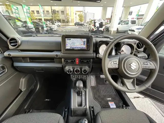 スズキ ジムニー XC 岡山県 2025(令7)年 0.2万km ブルーイッシュブラックパール3 登録時走行距離1485km/社外SDナビ/(AM/FM/BT/TV)/バックカメラ/ビルトインETC/ドライブレコーダー/衝突被害軽減システム/ダウンヒルアシストコントロール/クルーズコントロール/アイドリングストップ/シートヒーター/背面タイヤ/プッシュスタート/スマートキー/スペアキー/純正16インチアルミホイール