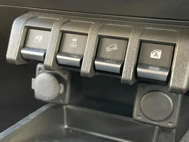 スズキ ジムニー XC 岡山県 2025(令7)年 0.2万km ブルーイッシュブラックパール3 登録時走行距離1485km/社外SDナビ/(AM/FM/BT/TV)/バックカメラ/ビルトインETC/ドライブレコーダー/衝突被害軽減システム/ダウンヒルアシストコントロール/クルーズコントロール/アイドリングストップ/シートヒーター/背面タイヤ/プッシュスタート/スマートキー/スペアキー/純正16インチアルミホイール