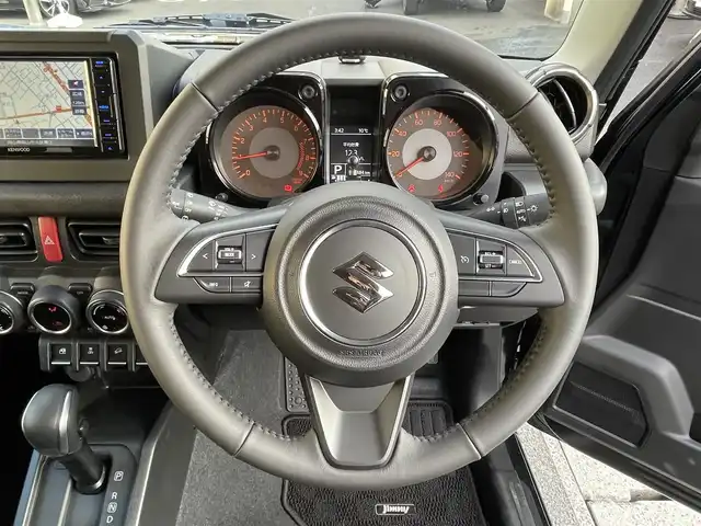 スズキ ジムニー XC 岡山県 2025(令7)年 0.2万km ブルーイッシュブラックパール3 登録時走行距離1485km/社外SDナビ/(AM/FM/BT/TV)/バックカメラ/ビルトインETC/ドライブレコーダー/衝突被害軽減システム/ダウンヒルアシストコントロール/クルーズコントロール/アイドリングストップ/シートヒーター/背面タイヤ/プッシュスタート/スマートキー/スペアキー/純正16インチアルミホイール