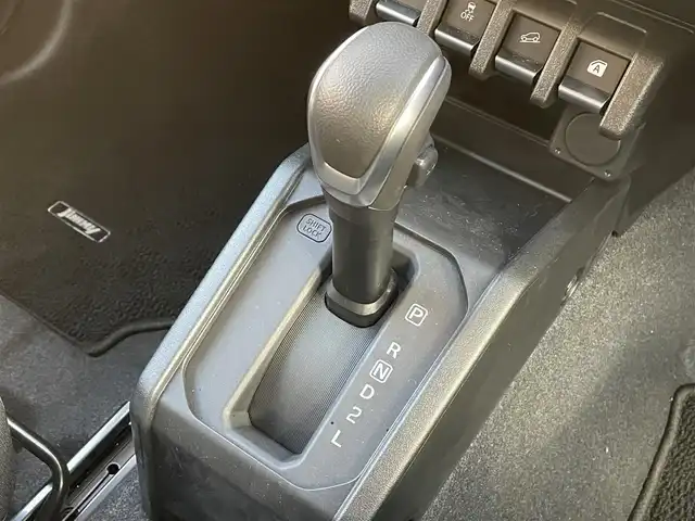 スズキ ジムニー XC 岡山県 2025(令7)年 0.2万km ブルーイッシュブラックパール3 登録時走行距離1485km/社外SDナビ/(AM/FM/BT/TV)/バックカメラ/ビルトインETC/ドライブレコーダー/衝突被害軽減システム/ダウンヒルアシストコントロール/クルーズコントロール/アイドリングストップ/シートヒーター/背面タイヤ/プッシュスタート/スマートキー/スペアキー/純正16インチアルミホイール