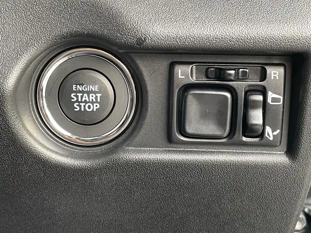 スズキ ジムニー XC 岡山県 2025(令7)年 0.2万km ブルーイッシュブラックパール3 登録時走行距離1485km/社外SDナビ/(AM/FM/BT/TV)/バックカメラ/ビルトインETC/ドライブレコーダー/衝突被害軽減システム/ダウンヒルアシストコントロール/クルーズコントロール/アイドリングストップ/シートヒーター/背面タイヤ/プッシュスタート/スマートキー/スペアキー/純正16インチアルミホイール