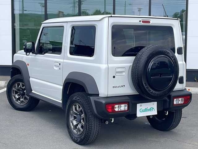 スズキ ジムニー シエラ JC 道東・釧路十勝 2022(令4)年 4.2万km ピュアホワイトP ・4WD/・純正液晶オーディオ【PVH‐９５００DVSZS】/(FM/AM.BT.iPod.AUX)/・衝突被害軽減システム/・クルーズコントロール/・ダウンヒルアシストコントロール/・車線逸脱警報/・横滑り防止/・ETC/・OPFグリル/・LEDヘッドライト/・フロントフォグライト/・USB入力端子/・ドライブレコーダー 前方/・シートヒーター/・純正フロアマット/・本革巻きステアリング/・取扱説明書/・保証書