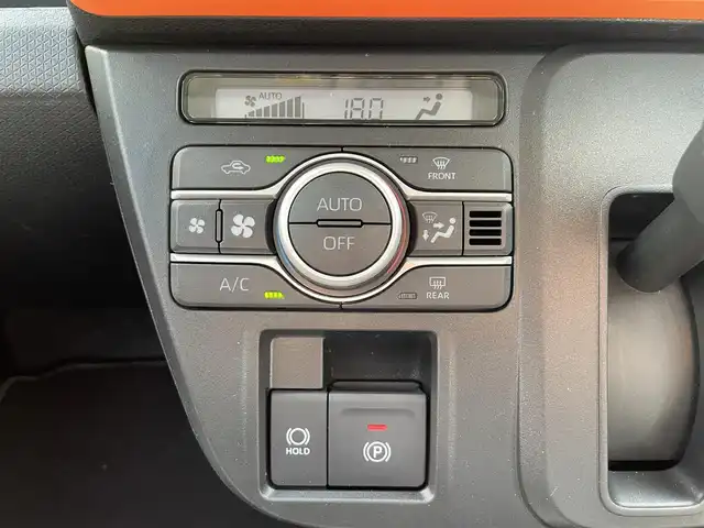 ダイハツ タント ファンクロス 滋賀県 2023(令5)年 0.8万km レイクブルーメタリック 禁煙車/純正ナビ（CD・フルセグTV・Bluetooth・SD）/全方位カメラ/両側パワースライドドア/コーナーセンサー/前席シートヒーター/電動パーキングブレーキ/プッシュスタート/純正マット/ステアリングスイッチ/アイドリングストップ/衝突被害軽減ブレーキ/横滑り防止装置/オートライト