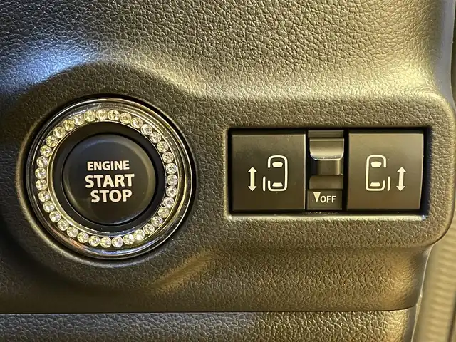 スズキ スペーシア カスタム HYBRID XS ターボ 群馬県 2025(令7)年 0.4万km ピュアホワイトP スズキセーフティサポート/・デュアルカメラブレーキサポート/・後退時ブレーキサポート/・誤発進抑制機能/・車線逸脱警報機能/・ハイビームアシスト/・ふらつき警報機能/・先行車発進お知らせ機能/・アダプティブクルーズコントロール/・車線逸脱抑制機能/全方位モニター付き9インチメモリナビ/・フルセグTV/・CD/DVD/BT/・USB/iPod/HDMI/・AM.FM/Applecarplay/Androidauto/ETC/両側電動スライドドア/ヘッドアップディスプレイ/コーナーセンサー/革巻きステアリング/パドルシフト/ステアリングスイッチ/ステアリングヒーター/ハーフレザーシート/D/N席シートヒーター/オットマン/アイドリングストップ/スマートキー/プッシュスタート/LEDヘッドライト/フォグランプ/オートライト/ヘッドライトレベライザー/純正15インチAW/ドアミラーガーニッシュ/純正フロアマット/純正ドアバイザー/横滑り防止システム/電動格納ウィンカーミラー