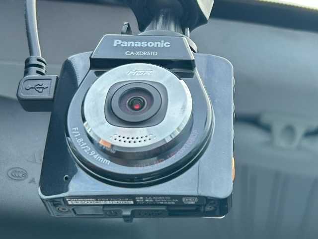 プジョー ２００８ プレミアム 千葉県 2015(平27)年 5.7万km BLANC NACRE 純正ナビ/フルセグテレビ/Bluetooth/USB/iPod/AUX接続/デュアルオートエアコン/ETC/後方コーナーセンサー/ABS/横滑り防止装置/スルーズコントロール/パドルシフト/オートライト/ヘッドライトレベライザー/フロントフォグランプ/電動格納ウィンカーミラー/前方ドライブレコーダー/純正１６インチアルミホイール/純正フロアマット/W/サイド/カーテンエアバッグ/保証書/取扱説明書