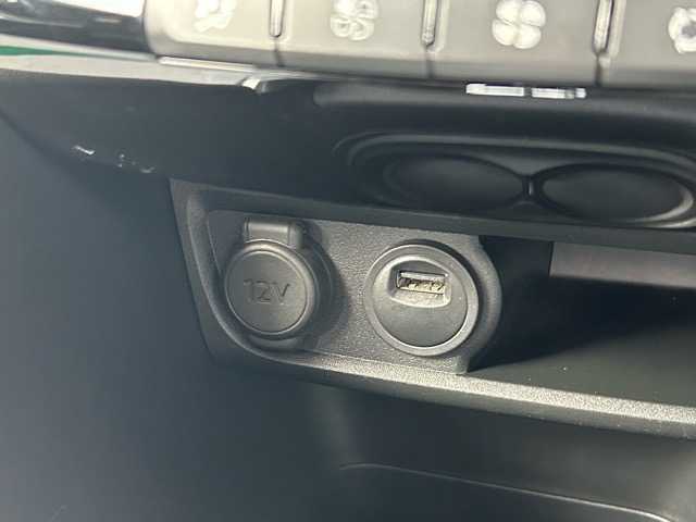 プジョー ２００８ プレミアム 千葉県 2015(平27)年 5.7万km BLANC NACRE 純正ナビ/フルセグテレビ/Bluetooth/USB/iPod/AUX接続/デュアルオートエアコン/ETC/後方コーナーセンサー/ABS/横滑り防止装置/スルーズコントロール/パドルシフト/オートライト/ヘッドライトレベライザー/フロントフォグランプ/電動格納ウィンカーミラー/前方ドライブレコーダー/純正１６インチアルミホイール/純正フロアマット/W/サイド/カーテンエアバッグ/保証書/取扱説明書