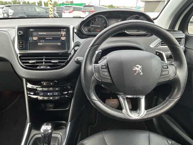 プジョー ２００８ プレミアム 千葉県 2015(平27)年 5.7万km BLANC NACRE 純正ナビ/フルセグテレビ/Bluetooth/USB/iPod/AUX接続/デュアルオートエアコン/ETC/後方コーナーセンサー/ABS/横滑り防止装置/スルーズコントロール/パドルシフト/オートライト/ヘッドライトレベライザー/フロントフォグランプ/電動格納ウィンカーミラー/前方ドライブレコーダー/純正１６インチアルミホイール/純正フロアマット/W/サイド/カーテンエアバッグ/保証書/取扱説明書