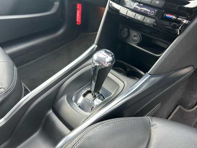 プジョー ２００８ プレミアム 千葉県 2015(平27)年 5.7万km BLANC NACRE 純正ナビ/フルセグテレビ/Bluetooth/USB/iPod/AUX接続/デュアルオートエアコン/ETC/後方コーナーセンサー/ABS/横滑り防止装置/スルーズコントロール/パドルシフト/オートライト/ヘッドライトレベライザー/フロントフォグランプ/電動格納ウィンカーミラー/前方ドライブレコーダー/純正１６インチアルミホイール/純正フロアマット/W/サイド/カーテンエアバッグ/保証書/取扱説明書