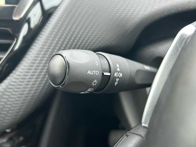プジョー ２００８ プレミアム 千葉県 2015(平27)年 5.7万km BLANC NACRE 純正ナビ/フルセグテレビ/Bluetooth/USB/iPod/AUX接続/デュアルオートエアコン/ETC/後方コーナーセンサー/ABS/横滑り防止装置/スルーズコントロール/パドルシフト/オートライト/ヘッドライトレベライザー/フロントフォグランプ/電動格納ウィンカーミラー/前方ドライブレコーダー/純正１６インチアルミホイール/純正フロアマット/W/サイド/カーテンエアバッグ/保証書/取扱説明書