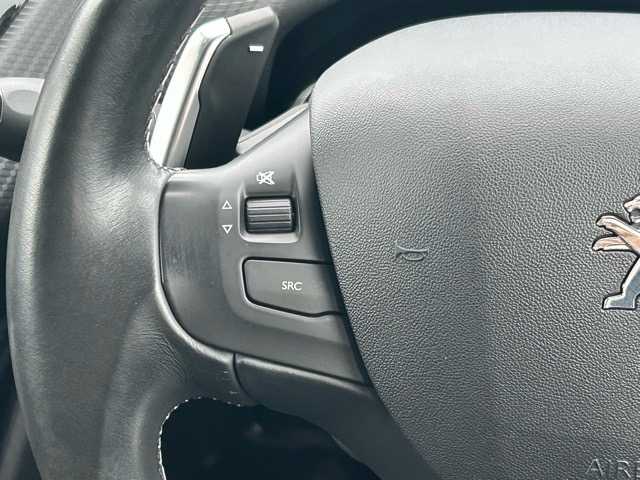 プジョー ２００８ プレミアム 千葉県 2015(平27)年 5.7万km BLANC NACRE 純正ナビ/フルセグテレビ/Bluetooth/USB/iPod/AUX接続/デュアルオートエアコン/ETC/後方コーナーセンサー/ABS/横滑り防止装置/スルーズコントロール/パドルシフト/オートライト/ヘッドライトレベライザー/フロントフォグランプ/電動格納ウィンカーミラー/前方ドライブレコーダー/純正１６インチアルミホイール/純正フロアマット/W/サイド/カーテンエアバッグ/保証書/取扱説明書