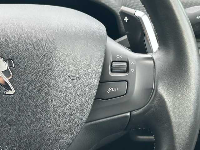 プジョー ２００８ プレミアム 千葉県 2015(平27)年 5.7万km BLANC NACRE 純正ナビ/フルセグテレビ/Bluetooth/USB/iPod/AUX接続/デュアルオートエアコン/ETC/後方コーナーセンサー/ABS/横滑り防止装置/スルーズコントロール/パドルシフト/オートライト/ヘッドライトレベライザー/フロントフォグランプ/電動格納ウィンカーミラー/前方ドライブレコーダー/純正１６インチアルミホイール/純正フロアマット/W/サイド/カーテンエアバッグ/保証書/取扱説明書