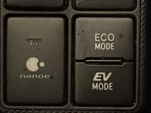 トヨタ アクア S 愛知県 2016(平28)年 4.3万km ライムホワイトパールクリスタルシャイン 純正オーディオ/ＡＭ／ＦＭ／ＣＤ／ＡＵＸ/ビルドインＥＴＣ/Ｄ席シートヒーター/電動格納ウィンカーミラー/ヘッドライトレベライザー/オートハイビーム/リモコンキー/純正フロアマット/衝突軽減ブレーキ