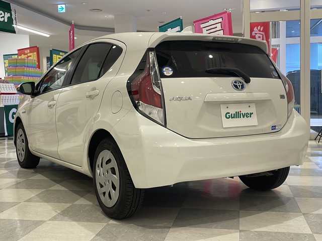 トヨタ アクア S 愛知県 2016(平28)年 4.3万km ライムホワイトパールクリスタルシャイン 純正オーディオ/ＡＭ／ＦＭ／ＣＤ／ＡＵＸ/ビルドインＥＴＣ/Ｄ席シートヒーター/電動格納ウィンカーミラー/ヘッドライトレベライザー/オートハイビーム/リモコンキー/純正フロアマット/衝突軽減ブレーキ