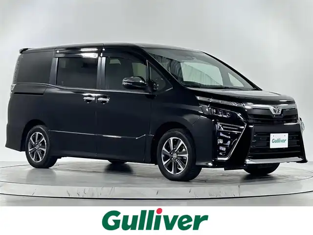 トヨタ ヴォクシー ZS 煌Ⅲ 佐賀県 2021(令3)年 6.1万km ブラック 純正10インチナビ【NSZN-Z68T】/【フルセグTV.CD.DVD.Bluetooth】/純正12.1インチフリップダウンモニター/バックカメラ/衝突被害軽減システム/クルーズコントロール/クリアランスソナー/オートライト/オートマチックハイビーム/前後ドライブレコーダー/両側パワースライドドア/ハーフレザーシート/ビルトインETC/LEDヘッドライト/フォグライト/純正16インチアルミホイール/純正フロアマット/純正ドアバイザー/ステアリングスイッチ/アイドリングストップ/後席サンシェード/シートバックテーブル/スペアキー×１