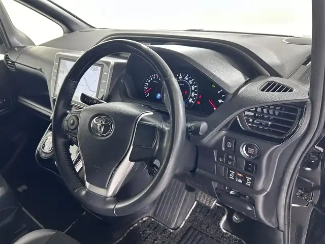 トヨタ ヴォクシー ZS 煌Ⅲ 佐賀県 2021(令3)年 6.1万km ブラック 純正10インチナビ【NSZN-Z68T】/【フルセグTV.CD.DVD.Bluetooth】/純正12.1インチフリップダウンモニター/バックカメラ/衝突被害軽減システム/クルーズコントロール/クリアランスソナー/オートライト/オートマチックハイビーム/前後ドライブレコーダー/両側パワースライドドア/ハーフレザーシート/ビルトインETC/LEDヘッドライト/フォグライト/純正16インチアルミホイール/純正フロアマット/純正ドアバイザー/ステアリングスイッチ/アイドリングストップ/後席サンシェード/シートバックテーブル/スペアキー×１