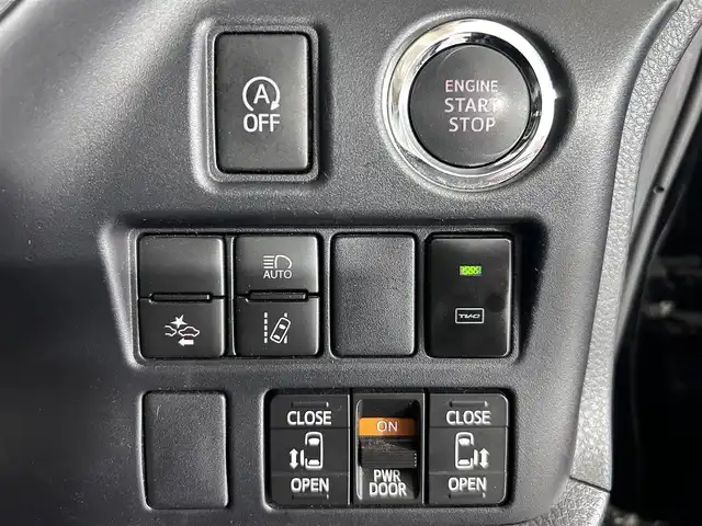 トヨタ ヴォクシー ZS 煌Ⅲ 佐賀県 2021(令3)年 6.1万km ブラック 純正10インチナビ【NSZN-Z68T】/【フルセグTV.CD.DVD.Bluetooth】/純正12.1インチフリップダウンモニター/バックカメラ/衝突被害軽減システム/クルーズコントロール/クリアランスソナー/オートライト/オートマチックハイビーム/前後ドライブレコーダー/両側パワースライドドア/ハーフレザーシート/ビルトインETC/LEDヘッドライト/フォグライト/純正16インチアルミホイール/純正フロアマット/純正ドアバイザー/ステアリングスイッチ/アイドリングストップ/後席サンシェード/シートバックテーブル/スペアキー×１