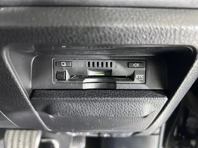 トヨタ ヴォクシー ZS 煌Ⅲ 佐賀県 2021(令3)年 6.1万km ブラック 純正10インチナビ【NSZN-Z68T】/【フルセグTV.CD.DVD.Bluetooth】/純正12.1インチフリップダウンモニター/バックカメラ/衝突被害軽減システム/クルーズコントロール/クリアランスソナー/オートライト/オートマチックハイビーム/前後ドライブレコーダー/両側パワースライドドア/ハーフレザーシート/ビルトインETC/LEDヘッドライト/フォグライト/純正16インチアルミホイール/純正フロアマット/純正ドアバイザー/ステアリングスイッチ/アイドリングストップ/後席サンシェード/シートバックテーブル/スペアキー×１