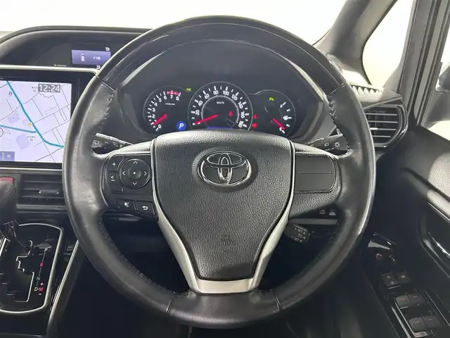 トヨタ ヴォクシー ZS 煌Ⅲ 佐賀県 2021(令3)年 6.1万km ブラック 純正10インチナビ【NSZN-Z68T】/【フルセグTV.CD.DVD.Bluetooth】/純正12.1インチフリップダウンモニター/バックカメラ/衝突被害軽減システム/クルーズコントロール/クリアランスソナー/オートライト/オートマチックハイビーム/前後ドライブレコーダー/両側パワースライドドア/ハーフレザーシート/ビルトインETC/LEDヘッドライト/フォグライト/純正16インチアルミホイール/純正フロアマット/純正ドアバイザー/ステアリングスイッチ/アイドリングストップ/後席サンシェード/シートバックテーブル/スペアキー×１
