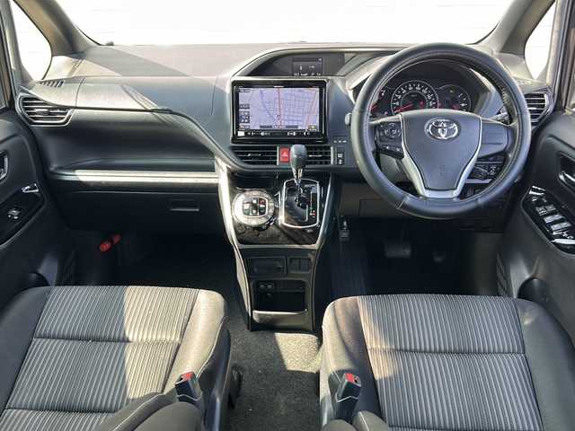 トヨタ ヴォクシー ZS 煌Ⅱ 茨城県 2019(令1)年 8万km 黒 9インチ社外ナビ（carrozzeria　型番：AVIC-RQ903）/フルセグテレビ/Bluetooth接続/後席用モニター（carrozzeria　型番：TVM-FM1020）/ETC/両側パワースライドドア/クルーズコントロール/パーキングアシスト/コーナーセンサー/レーンアシスト/衝突被害軽減システム/LEDヘッドライト/オートライト/オートマチックハイビーム/スマートキー/取扱説明書/保証書
