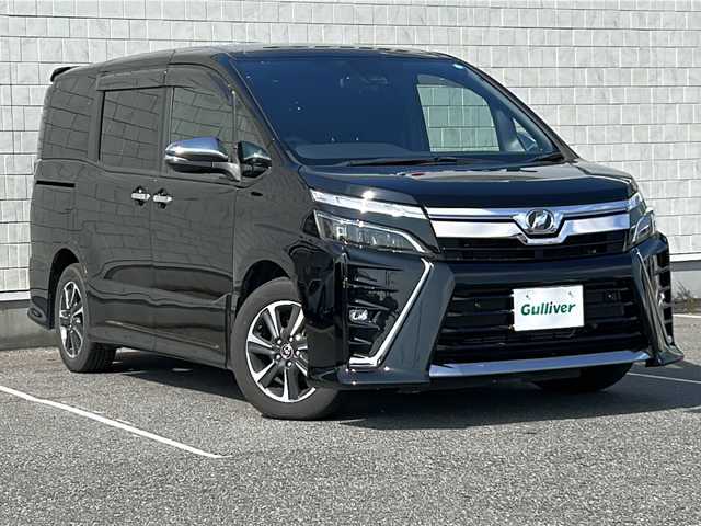 トヨタ ヴォクシー ZS 煌Ⅱ 茨城県 2019(令1)年 8万km 黒 9インチ社外ナビ（carrozzeria　型番：AVIC-RQ903）/フルセグテレビ/Bluetooth接続/後席用モニター（carrozzeria　型番：TVM-FM1020）/ETC/両側パワースライドドア/クルーズコントロール/パーキングアシスト/コーナーセンサー/レーンアシスト/衝突被害軽減システム/LEDヘッドライト/オートライト/オートマチックハイビーム/スマートキー/取扱説明書/保証書