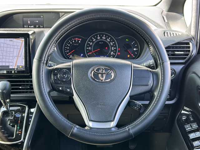 トヨタ ヴォクシー ZS 煌Ⅱ 茨城県 2019(令1)年 8万km 黒 9インチ社外ナビ（carrozzeria　型番：AVIC-RQ903）/フルセグテレビ/Bluetooth接続/後席用モニター（carrozzeria　型番：TVM-FM1020）/ETC/両側パワースライドドア/クルーズコントロール/パーキングアシスト/コーナーセンサー/レーンアシスト/衝突被害軽減システム/LEDヘッドライト/オートライト/オートマチックハイビーム/スマートキー/取扱説明書/保証書