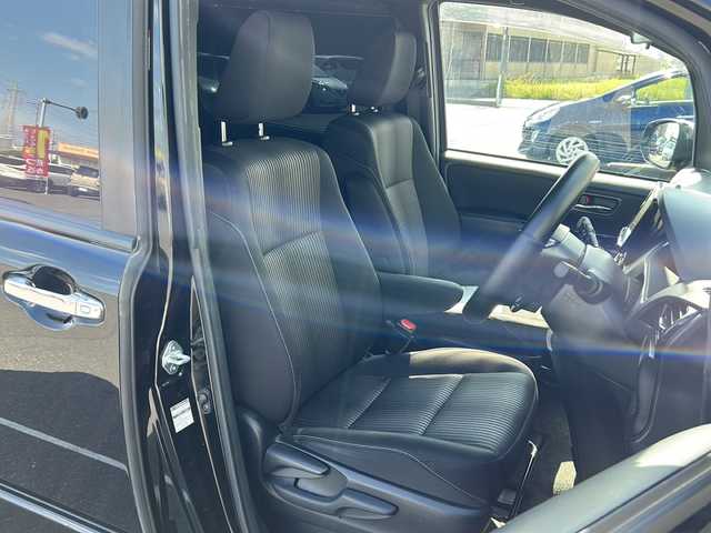 トヨタ ヴォクシー ZS 煌Ⅱ 茨城県 2019(令1)年 8万km 黒 9インチ社外ナビ（carrozzeria　型番：AVIC-RQ903）/フルセグテレビ/Bluetooth接続/後席用モニター（carrozzeria　型番：TVM-FM1020）/ETC/両側パワースライドドア/クルーズコントロール/パーキングアシスト/コーナーセンサー/レーンアシスト/衝突被害軽減システム/LEDヘッドライト/オートライト/オートマチックハイビーム/スマートキー/取扱説明書/保証書