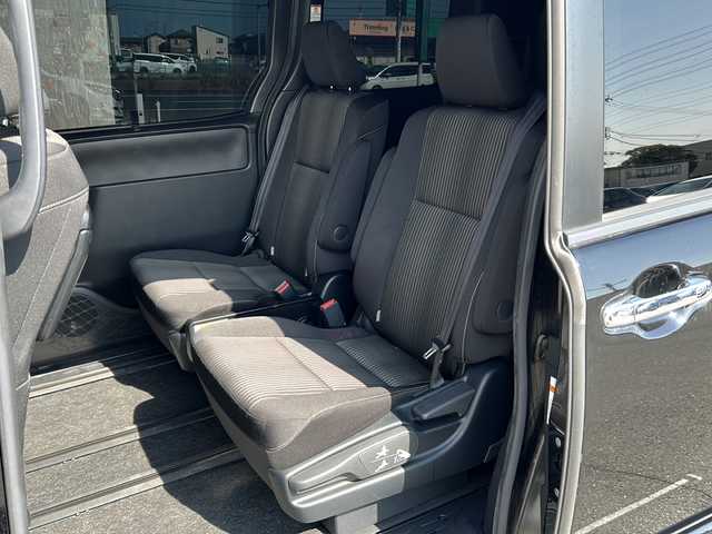 トヨタ ヴォクシー ZS 煌Ⅱ 茨城県 2019(令1)年 8万km 黒 9インチ社外ナビ（carrozzeria　型番：AVIC-RQ903）/フルセグテレビ/Bluetooth接続/後席用モニター（carrozzeria　型番：TVM-FM1020）/ETC/両側パワースライドドア/クルーズコントロール/パーキングアシスト/コーナーセンサー/レーンアシスト/衝突被害軽減システム/LEDヘッドライト/オートライト/オートマチックハイビーム/スマートキー/取扱説明書/保証書