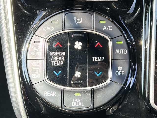 トヨタ ヴォクシー ZS 煌Ⅱ 茨城県 2019(令1)年 8万km 黒 9インチ社外ナビ（carrozzeria　型番：AVIC-RQ903）/フルセグテレビ/Bluetooth接続/後席用モニター（carrozzeria　型番：TVM-FM1020）/ETC/両側パワースライドドア/クルーズコントロール/パーキングアシスト/コーナーセンサー/レーンアシスト/衝突被害軽減システム/LEDヘッドライト/オートライト/オートマチックハイビーム/スマートキー/取扱説明書/保証書