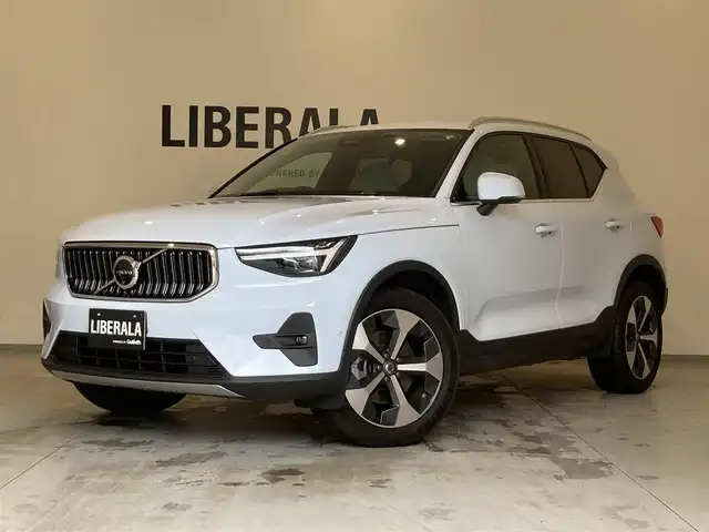 ボルボ ボルボ ＸＣ４０ アルティメット B4 AWD 熊本県 2024(令6)年 0.8万km ライトブルー ・スマートキー/・プッシュスタート/・PilotAssist/・レーンキープエイド/・ロードサインインフォメーション/・前車発進通知/・クルーズコントロール(追従式)/・アイボリー革シート/・前席パワーシート/・全席シートヒーター /・ハンドルヒーター /・純正googleナビ/　【Bluetooth・USB・AppleCarPlay・AndroidAuto】/・全方位カメラ/・ETC/・ワイヤレス充電/・ドライブレコーダー(前後録画)/・パワーバックドア/・LEDヘッドランプ/・LEDフォグランプ/・純正マット/・保証書/取説