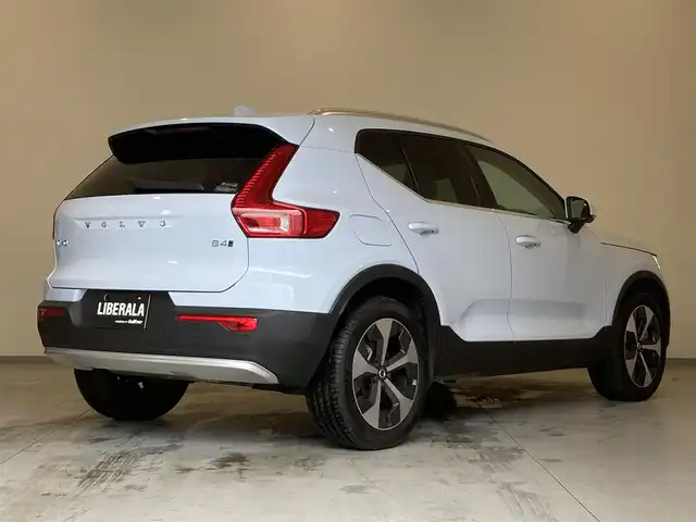 ボルボ ボルボ ＸＣ４０ アルティメット B4 AWD 熊本県 2024(令6)年 0.8万km ライトブルー ・スマートキー/・プッシュスタート/・PilotAssist/・レーンキープエイド/・ロードサインインフォメーション/・前車発進通知/・クルーズコントロール(追従式)/・アイボリー革シート/・前席パワーシート/・全席シートヒーター /・ハンドルヒーター /・純正googleナビ/　【Bluetooth・USB・AppleCarPlay・AndroidAuto】/・全方位カメラ/・ETC/・ワイヤレス充電/・ドライブレコーダー(前後録画)/・パワーバックドア/・LEDヘッドランプ/・LEDフォグランプ/・純正マット/・保証書/取説