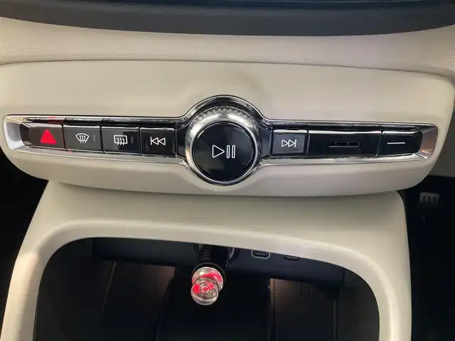 ボルボ ボルボ ＸＣ４０ アルティメット B4 AWD 熊本県 2024(令6)年 0.8万km ライトブルー ・スマートキー/・プッシュスタート/・PilotAssist/・レーンキープエイド/・ロードサインインフォメーション/・前車発進通知/・クルーズコントロール(追従式)/・アイボリー革シート/・前席パワーシート/・全席シートヒーター /・ハンドルヒーター /・純正googleナビ/　【Bluetooth・USB・AppleCarPlay・AndroidAuto】/・全方位カメラ/・ETC/・ワイヤレス充電/・ドライブレコーダー(前後録画)/・パワーバックドア/・LEDヘッドランプ/・LEDフォグランプ/・純正マット/・保証書/取説