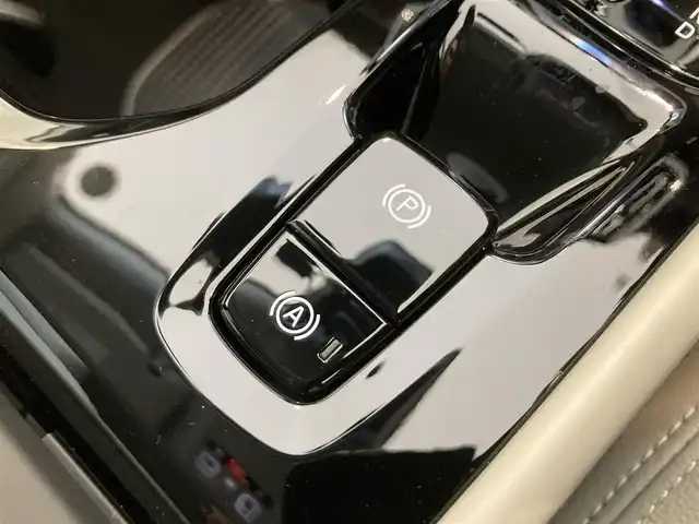ボルボ ボルボ ＸＣ４０ アルティメット B4 AWD 熊本県 2024(令6)年 0.8万km ライトブルー ・スマートキー/・プッシュスタート/・PilotAssist/・レーンキープエイド/・ロードサインインフォメーション/・前車発進通知/・クルーズコントロール(追従式)/・アイボリー革シート/・前席パワーシート/・全席シートヒーター /・ハンドルヒーター /・純正googleナビ/　【Bluetooth・USB・AppleCarPlay・AndroidAuto】/・全方位カメラ/・ETC/・ワイヤレス充電/・ドライブレコーダー(前後録画)/・パワーバックドア/・LEDヘッドランプ/・LEDフォグランプ/・純正マット/・保証書/取説