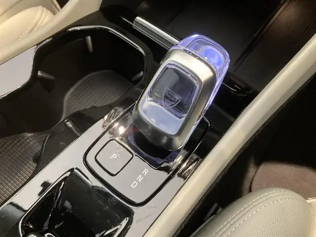 ボルボ ボルボ ＸＣ４０ アルティメット B4 AWD 熊本県 2024(令6)年 0.8万km ライトブルー ・スマートキー/・プッシュスタート/・PilotAssist/・レーンキープエイド/・ロードサインインフォメーション/・前車発進通知/・クルーズコントロール(追従式)/・アイボリー革シート/・前席パワーシート/・全席シートヒーター /・ハンドルヒーター /・純正googleナビ/　【Bluetooth・USB・AppleCarPlay・AndroidAuto】/・全方位カメラ/・ETC/・ワイヤレス充電/・ドライブレコーダー(前後録画)/・パワーバックドア/・LEDヘッドランプ/・LEDフォグランプ/・純正マット/・保証書/取説
