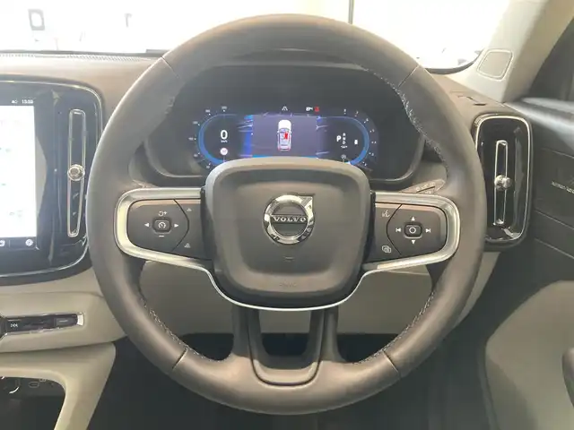 ボルボ ボルボ ＸＣ４０ アルティメット B4 AWD 熊本県 2024(令6)年 0.8万km ライトブルー ・スマートキー/・プッシュスタート/・PilotAssist/・レーンキープエイド/・ロードサインインフォメーション/・前車発進通知/・クルーズコントロール(追従式)/・アイボリー革シート/・前席パワーシート/・全席シートヒーター /・ハンドルヒーター /・純正googleナビ/　【Bluetooth・USB・AppleCarPlay・AndroidAuto】/・全方位カメラ/・ETC/・ワイヤレス充電/・ドライブレコーダー(前後録画)/・パワーバックドア/・LEDヘッドランプ/・LEDフォグランプ/・純正マット/・保証書/取説