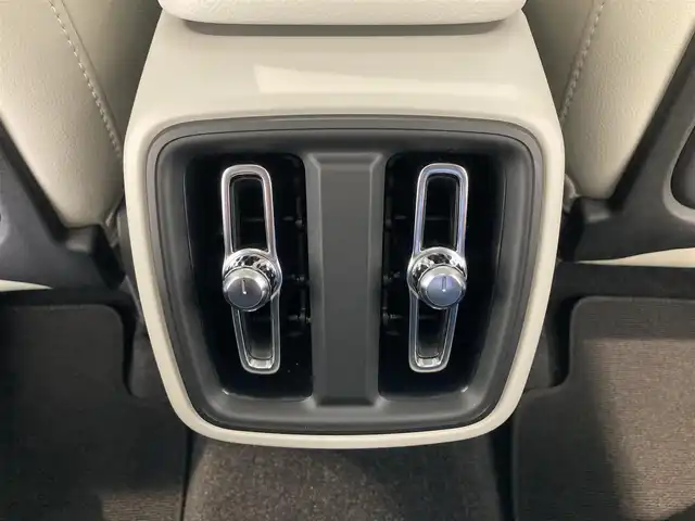 ボルボ ボルボ ＸＣ４０ アルティメット B4 AWD 熊本県 2024(令6)年 0.8万km ライトブルー ・スマートキー/・プッシュスタート/・PilotAssist/・レーンキープエイド/・ロードサインインフォメーション/・前車発進通知/・クルーズコントロール(追従式)/・アイボリー革シート/・前席パワーシート/・全席シートヒーター /・ハンドルヒーター /・純正googleナビ/　【Bluetooth・USB・AppleCarPlay・AndroidAuto】/・全方位カメラ/・ETC/・ワイヤレス充電/・ドライブレコーダー(前後録画)/・パワーバックドア/・LEDヘッドランプ/・LEDフォグランプ/・純正マット/・保証書/取説