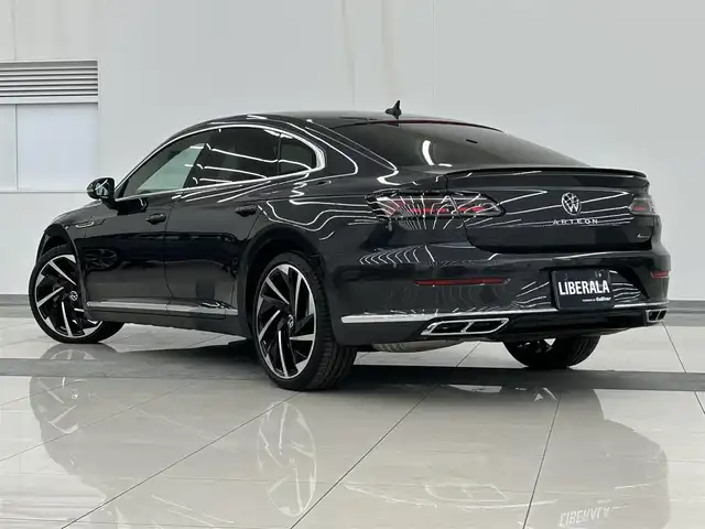 フォルクスワーゲン ＶＷ アルテオン TSI 4モーション Rラインアドバンス 岡山県 2021(令3)年 4.3万km ディープブラックパールエフェクト ワンオーナー/Volkswagenオールイン・セーフティ/アダプティブクルーズコントロールACC(全車速追従機能付)/緊急時停車支援システム(EmergencyAssist)/レーンキープアシストシステム/同一車線内全車速運転支援システム(Travel Assist)/レーンチェンジアシストシステム/リヤビュー＆アラウンドビューカメラ/駐車支援システム(ParkAssist)/パークディスタンスコントロール/(フロント/リア/前進/後退時衝突軽減ブレーキ機能付き)/プリクラッシュブレーキシステム(FrontAssist)/LEDヘッドライト/オートハイコントロール機能、ポジションランプ、ターンシグナル付/全席シートヒーター/運転席シートマッサージ機能/アレルゲン除去機能付きフレッシュエアフィルター/DiscoverPro/SSDナビゲーション/AM/FM/地デジ/BT/AppleCarPlay/Android Auto/ETC2.0/ワイヤレスチャージ//保証書/取説/スペアキー