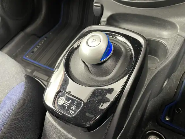 日産 ノート e－パワー X Bアロー 大阪府 2018(平30)年 3.9万km ブリリアントホワイトパール/スーパーブラック 2トーン 禁煙車/エマージェンシーブレーキ/踏み間違え防止機能/踏み間違い防止アシスト/標識認識機能/ハイビームアシスト/純正ナビ/　（Bluetooth/CD/DVD）/フルセグTV/アラウンドビューモニター/レーダークルーズコントロール/LEDヘッドライト/フォグランプ/純正15インチアルミホイール/純正フロアマット/コーナーセンサー/スマートキー/ETC