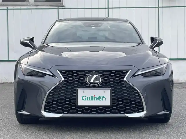 レクサス ＩＳ 300h バージョンL 山梨県 2023(令5)年 2.1万km ソニッククロム ワンオーナー/4WD/純正ナビ/全方位カメラ/フルセグTV/赤革シート/パワーシート/エアシート/シートヒーター/パーキングサポートアラート/衝突被害軽減ブレーキ/ブラインドスポットモニタリング/レクサスセーフティシステム/ステアリングヒーター/取扱説明書/保証書/スマートキー/スペアキー/プッシュスタート