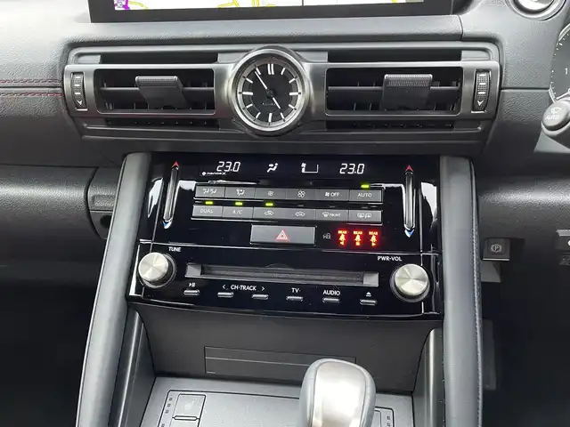 レクサス ＩＳ 300h バージョンL 山梨県 2023(令5)年 2.1万km ソニッククロム ワンオーナー/4WD/純正ナビ/全方位カメラ/フルセグTV/赤革シート/パワーシート/エアシート/シートヒーター/パーキングサポートアラート/衝突被害軽減ブレーキ/ブラインドスポットモニタリング/レクサスセーフティシステム/ステアリングヒーター/取扱説明書/保証書/スマートキー/スペアキー/プッシュスタート