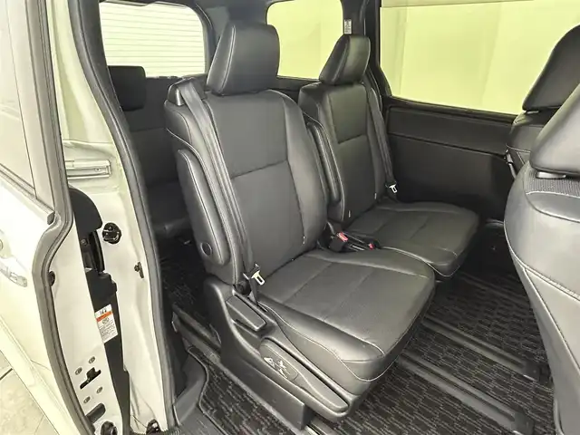 トヨタ エスクァイア Gi 岡山県 2018(平30)年 4.5万km ホワイトパールクリスタルシャイン 純正9インチナビ/・FM/AM/Bluetooth/フルセグ/CD/DVD/バックカメラ/12.1インチ後席モニター/合皮シート/・シートヒーター/ドライブレコーダー/ビルトインETC/両側パワースライドドア/トヨタセーフティーセンス/・プリクラッシュセーフティ/・レーンキープアシスト/・クルーズコントロール/・オートマチックハイビーム/LEDヘッドライト/純正フロアマット/純正15インチアルミ/ドアバイザー/スマートキー2本/新車保証書