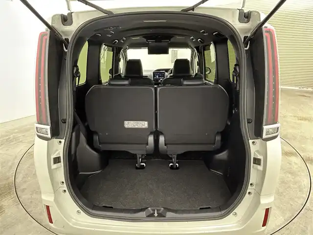 トヨタ エスクァイア Gi 岡山県 2018(平30)年 4.5万km ホワイトパールクリスタルシャイン 純正9インチナビ/・FM/AM/Bluetooth/フルセグ/CD/DVD/バックカメラ/12.1インチ後席モニター/合皮シート/・シートヒーター/ドライブレコーダー/ビルトインETC/両側パワースライドドア/トヨタセーフティーセンス/・プリクラッシュセーフティ/・レーンキープアシスト/・クルーズコントロール/・オートマチックハイビーム/LEDヘッドライト/純正フロアマット/純正15インチアルミ/ドアバイザー/スマートキー2本/新車保証書