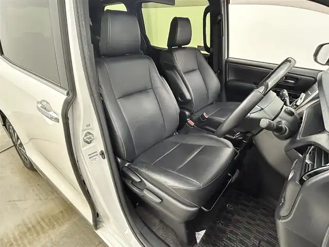 トヨタ エスクァイア Gi 岡山県 2018(平30)年 4.5万km ホワイトパールクリスタルシャイン 純正9インチナビ/・FM/AM/Bluetooth/フルセグ/CD/DVD/バックカメラ/12.1インチ後席モニター/合皮シート/・シートヒーター/ドライブレコーダー/ビルトインETC/両側パワースライドドア/トヨタセーフティーセンス/・プリクラッシュセーフティ/・レーンキープアシスト/・クルーズコントロール/・オートマチックハイビーム/LEDヘッドライト/純正フロアマット/純正15インチアルミ/ドアバイザー/スマートキー2本/新車保証書