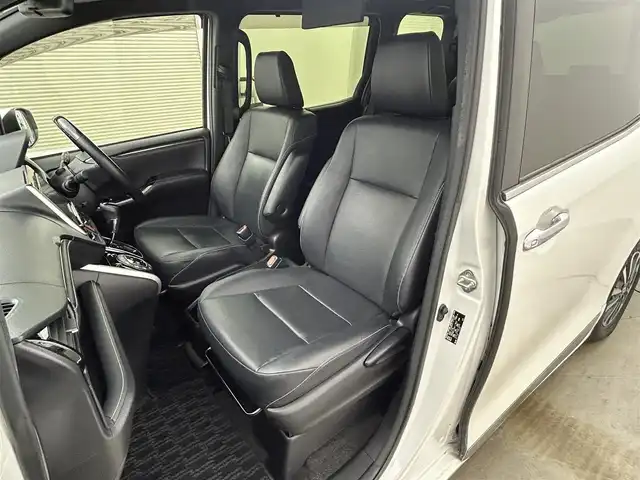 トヨタ エスクァイア Gi 岡山県 2018(平30)年 4.5万km ホワイトパールクリスタルシャイン 純正9インチナビ/・FM/AM/Bluetooth/フルセグ/CD/DVD/バックカメラ/12.1インチ後席モニター/合皮シート/・シートヒーター/ドライブレコーダー/ビルトインETC/両側パワースライドドア/トヨタセーフティーセンス/・プリクラッシュセーフティ/・レーンキープアシスト/・クルーズコントロール/・オートマチックハイビーム/LEDヘッドライト/純正フロアマット/純正15インチアルミ/ドアバイザー/スマートキー2本/新車保証書