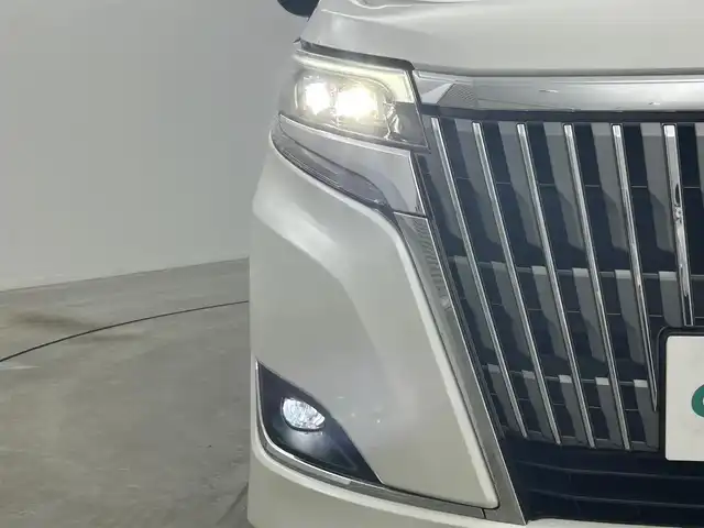 トヨタ エスクァイア Gi 岡山県 2018(平30)年 4.5万km ホワイトパールクリスタルシャイン 純正9インチナビ/・FM/AM/Bluetooth/フルセグ/CD/DVD/バックカメラ/12.1インチ後席モニター/合皮シート/・シートヒーター/ドライブレコーダー/ビルトインETC/両側パワースライドドア/トヨタセーフティーセンス/・プリクラッシュセーフティ/・レーンキープアシスト/・クルーズコントロール/・オートマチックハイビーム/LEDヘッドライト/純正フロアマット/純正15インチアルミ/ドアバイザー/スマートキー2本/新車保証書