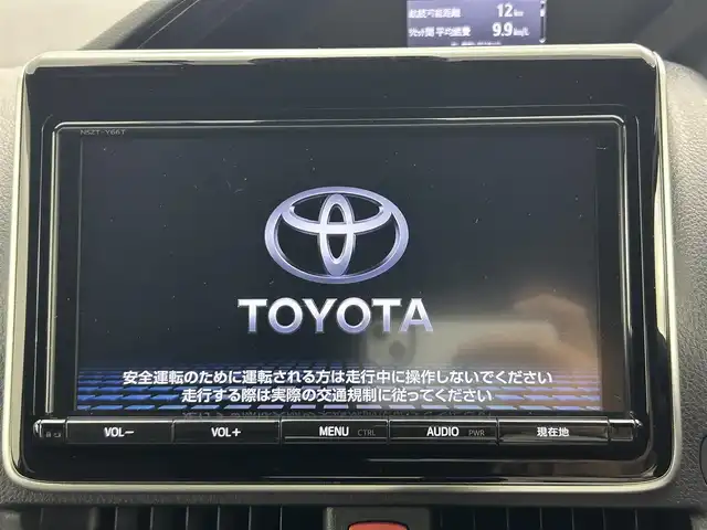 トヨタ エスクァイア Gi 岡山県 2018(平30)年 4.5万km ホワイトパールクリスタルシャイン 純正9インチナビ/・FM/AM/Bluetooth/フルセグ/CD/DVD/バックカメラ/12.1インチ後席モニター/合皮シート/・シートヒーター/ドライブレコーダー/ビルトインETC/両側パワースライドドア/トヨタセーフティーセンス/・プリクラッシュセーフティ/・レーンキープアシスト/・クルーズコントロール/・オートマチックハイビーム/LEDヘッドライト/純正フロアマット/純正15インチアルミ/ドアバイザー/スマートキー2本/新車保証書