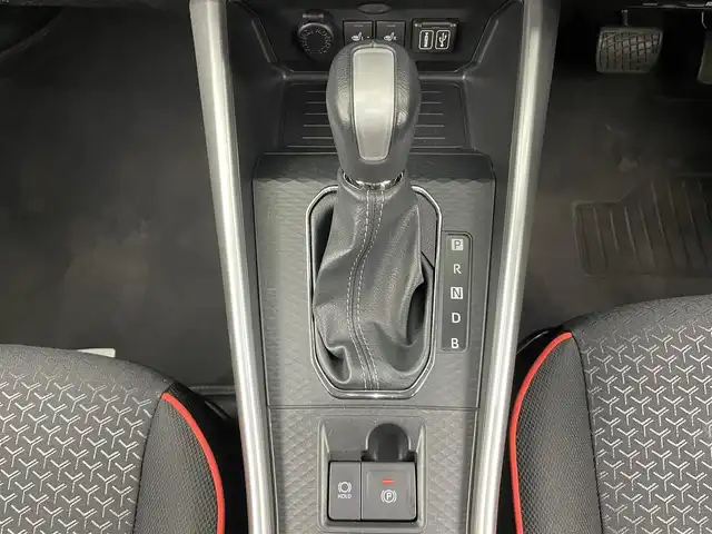 トヨタ ライズ Z 大分県 2023(令5)年 1.4万km ファイアークォーツレッドM 純正ディスプレィオーディオ/パノラミックビューモニター/レーダークルーズ/電動パーキングブレーキ/LED/ETC/Bluetooth/TV/レーンキープ/シートヒーター/フロアマット/ドアバイザー