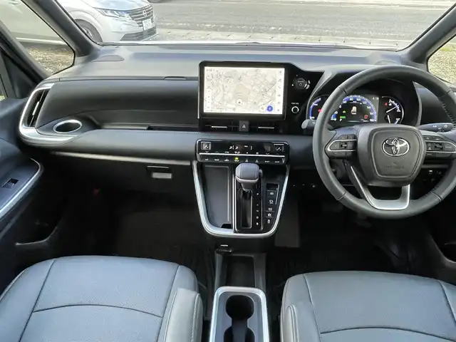 トヨタ ヴォクシー ハイブリッド S－Z 福岡県 2025(令7)年 0.4万km ホワイトパールクリスタルシャイン ワンオーナー/純正ディーラーナビ/・Bluetooth/・フルセグTV/・AM/FM/・ミラーキャスト/・CD/DVD/・USB/フリップダウンモニター/レーダークルーズコントロール/レーンキープアシスト/オートホールド/横滑り防止システム/ドライブモード/両側パワースライドドア/シートヒーター/オートライト/電動格納ミラー/社外フロアマット/純正アルミホイール/ビルトインETC/ドライブレコーダー前後/デジタルインナーミラー/プッシュスタート/取扱説明書/保証書/スペアキー×１