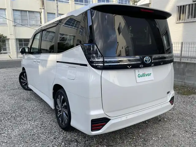 トヨタ ヴォクシー ハイブリッド S－Z 福岡県 2025(令7)年 0.4万km ホワイトパールクリスタルシャイン ワンオーナー/純正ディーラーナビ/・Bluetooth/・フルセグTV/・AM/FM/・ミラーキャスト/・CD/DVD/・USB/フリップダウンモニター/レーダークルーズコントロール/レーンキープアシスト/オートホールド/横滑り防止システム/ドライブモード/両側パワースライドドア/シートヒーター/オートライト/電動格納ミラー/社外フロアマット/純正アルミホイール/ビルトインETC/ドライブレコーダー前後/デジタルインナーミラー/プッシュスタート/取扱説明書/保証書/スペアキー×１