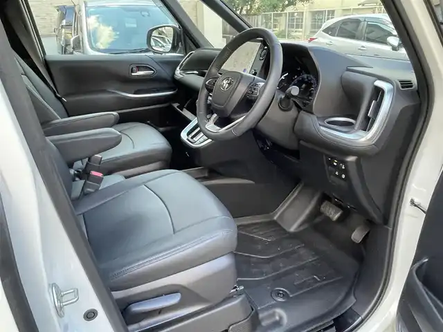 トヨタ ヴォクシー ハイブリッド S－Z 福岡県 2025(令7)年 0.4万km ホワイトパールクリスタルシャイン ワンオーナー/純正ディーラーナビ/・Bluetooth/・フルセグTV/・AM/FM/・ミラーキャスト/・CD/DVD/・USB/フリップダウンモニター/レーダークルーズコントロール/レーンキープアシスト/オートホールド/横滑り防止システム/ドライブモード/両側パワースライドドア/シートヒーター/オートライト/電動格納ミラー/社外フロアマット/純正アルミホイール/ビルトインETC/ドライブレコーダー前後/デジタルインナーミラー/プッシュスタート/取扱説明書/保証書/スペアキー×１