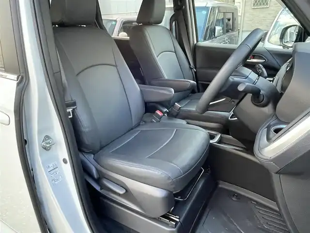 トヨタ ヴォクシー ハイブリッド S－Z 福岡県 2025(令7)年 0.4万km ホワイトパールクリスタルシャイン ワンオーナー/純正ディーラーナビ/・Bluetooth/・フルセグTV/・AM/FM/・ミラーキャスト/・CD/DVD/・USB/フリップダウンモニター/レーダークルーズコントロール/レーンキープアシスト/オートホールド/横滑り防止システム/ドライブモード/両側パワースライドドア/シートヒーター/オートライト/電動格納ミラー/社外フロアマット/純正アルミホイール/ビルトインETC/ドライブレコーダー前後/デジタルインナーミラー/プッシュスタート/取扱説明書/保証書/スペアキー×１